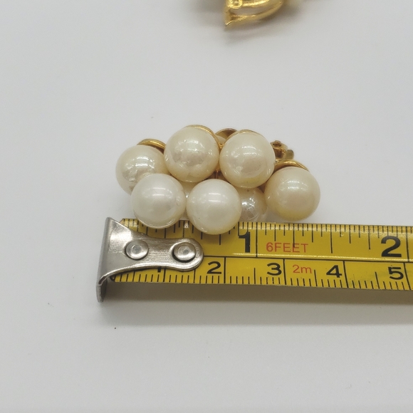 Faux cluster pearl clip earrings new condition - Picture 3 of 4